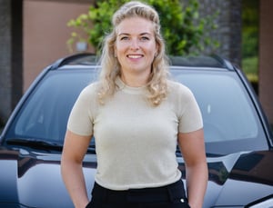 Directeur Nienke Eendhuizen staat voor auto