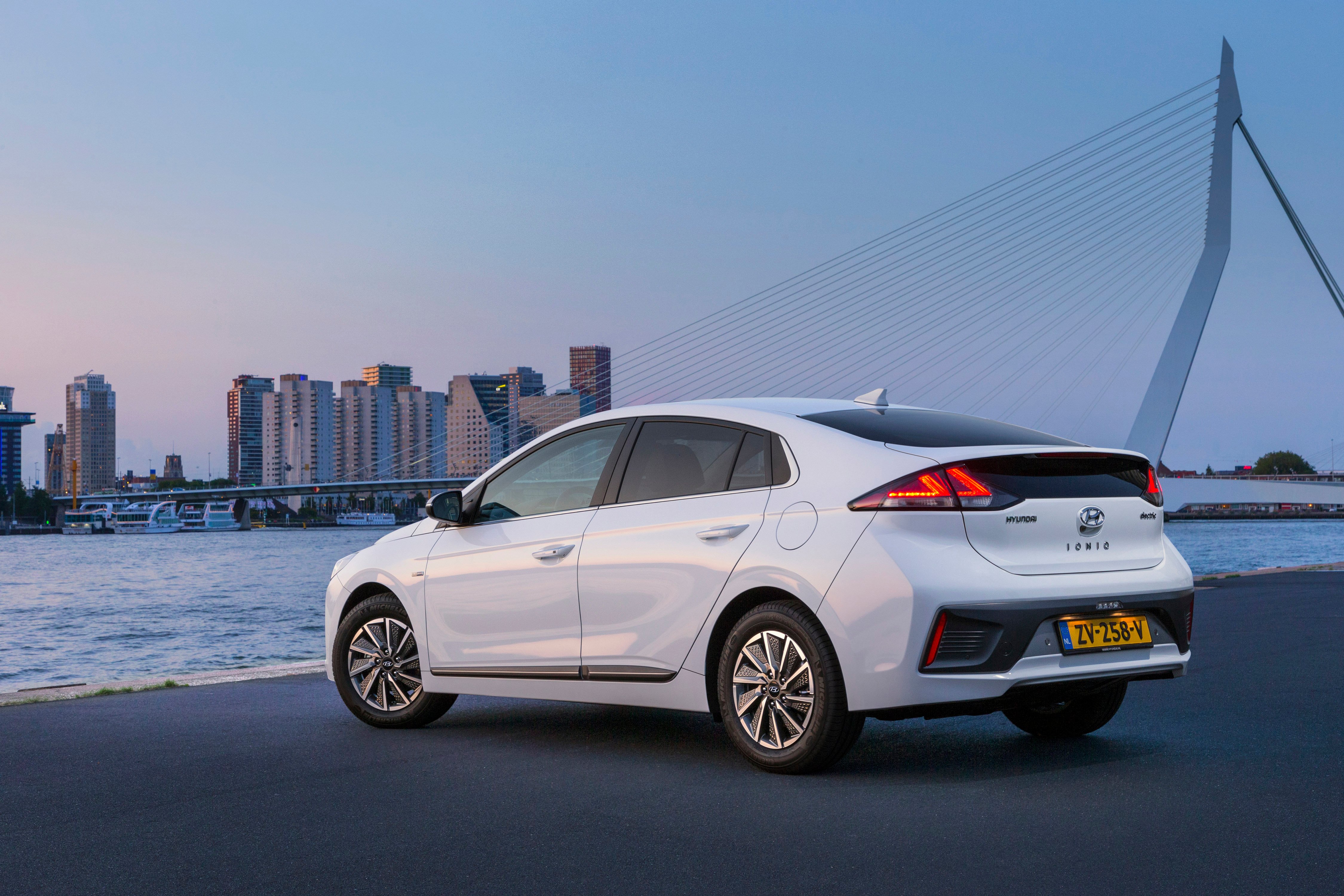 IONIQ Electric Polar White (3)